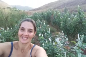 Flores rendem seis vezes mais do que café para agricultora de Itarana