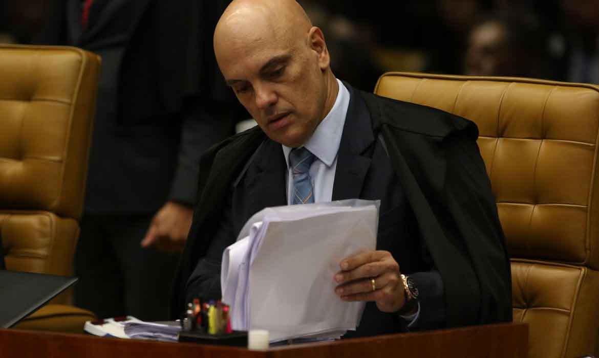 Bolsonaro formaliza pedido de impeachment de ministro do STF