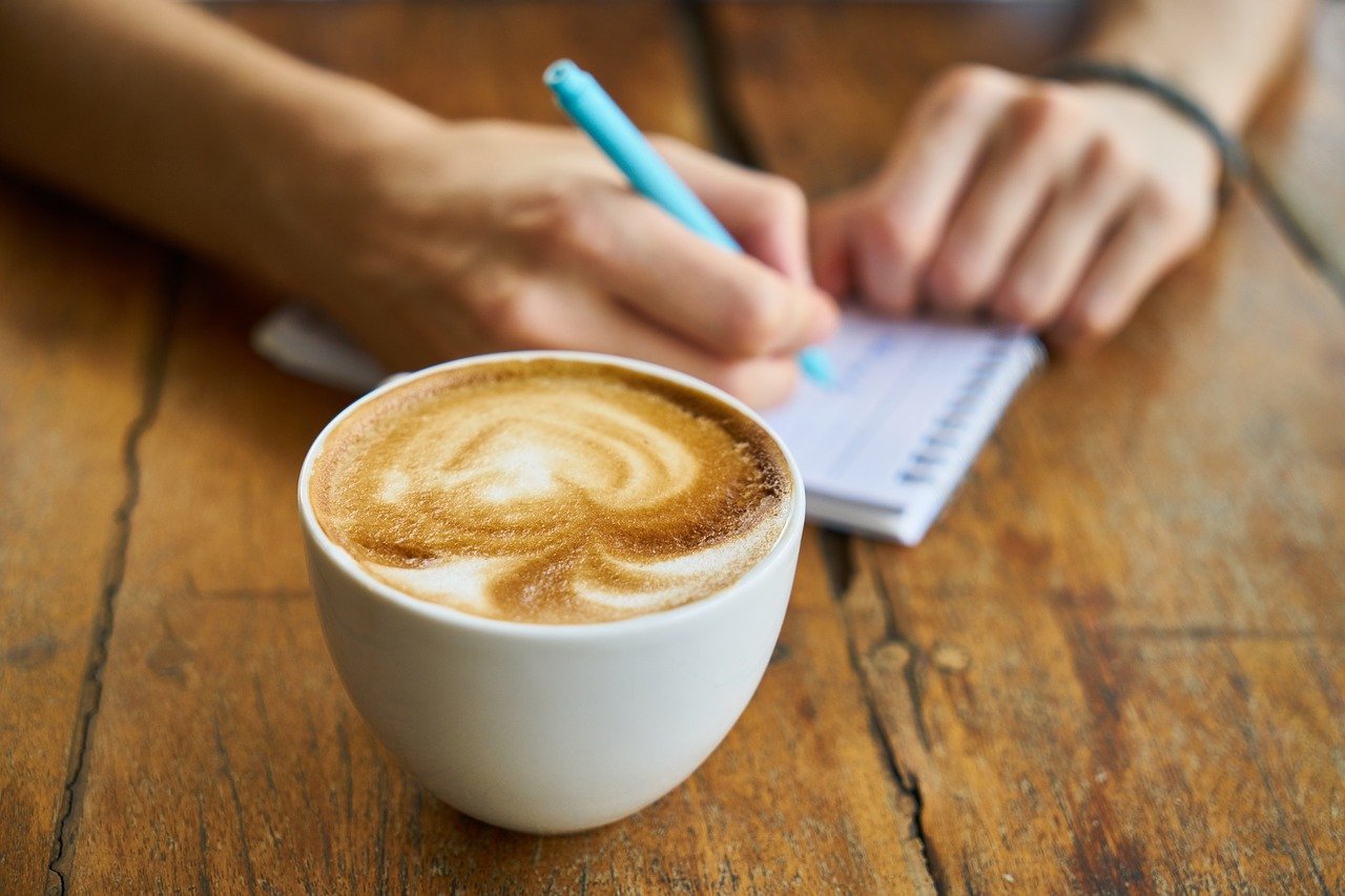Beber café reduz o risco de contaminação pelo coronavírus, diz estudo