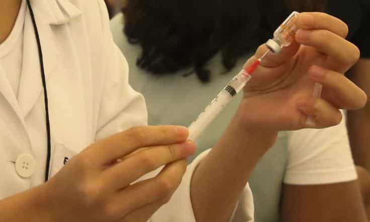 Governo recebe novo lote de vacinas que protegem contra nova variante da Covid-19