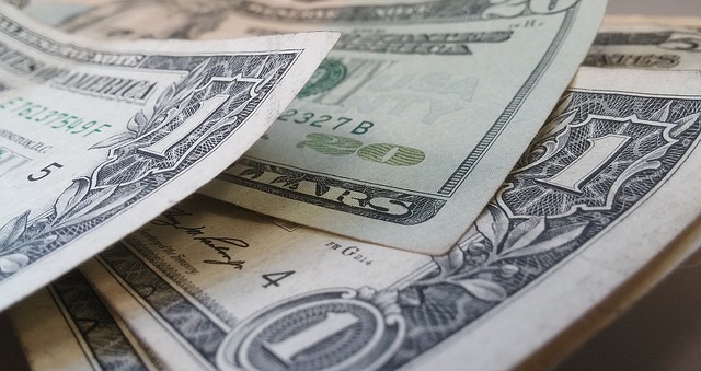 Dólar tem maior alta em três semanas com juros nos EUA