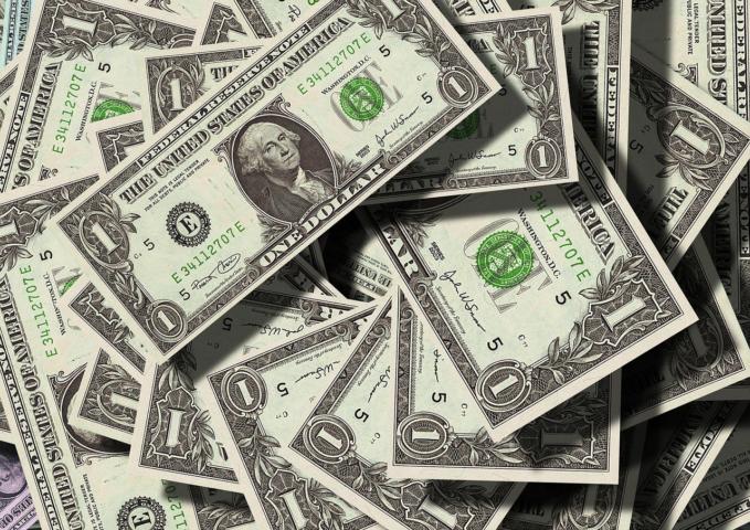 Dólar fecha com leve alta e bolsa cai 0,91% em dia de volatilidade