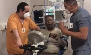 Pelé divulga vídeo no hospital e diz melhorar a cada dia