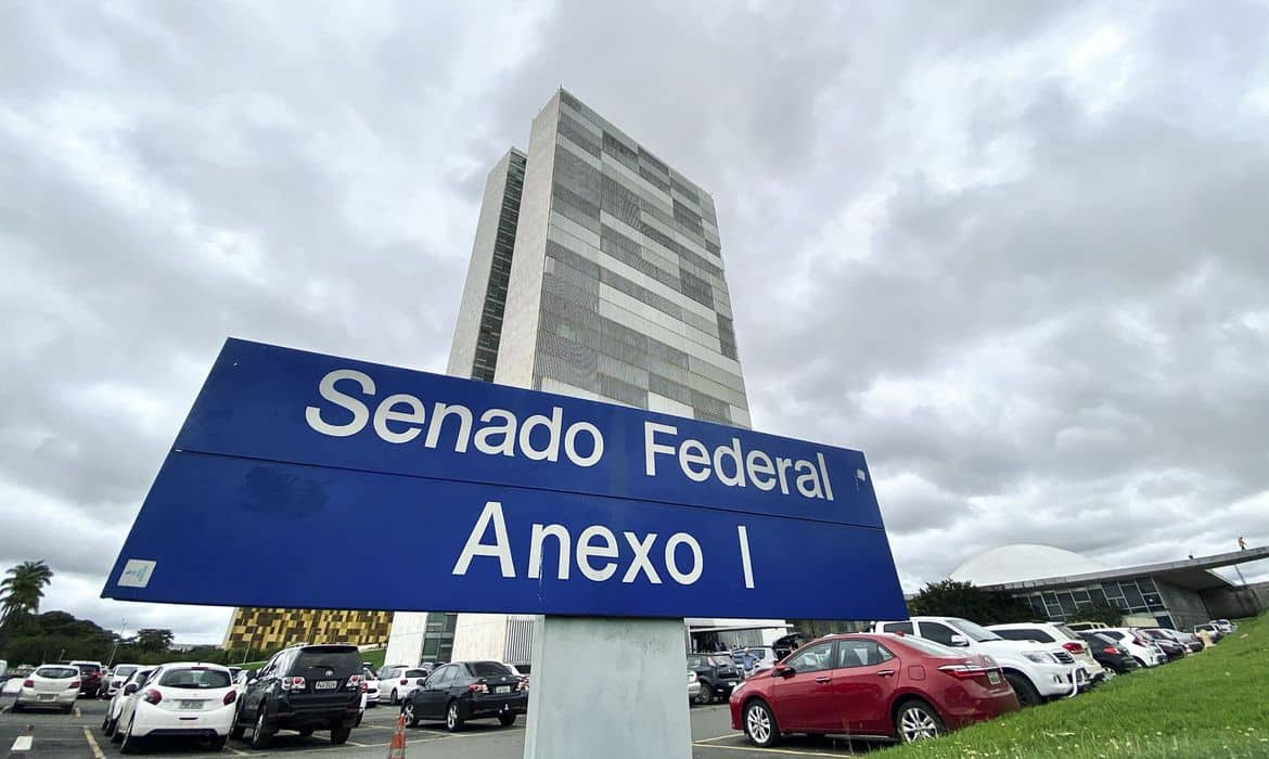 Senado aprova medida provisória que cria Auxílio Brasil