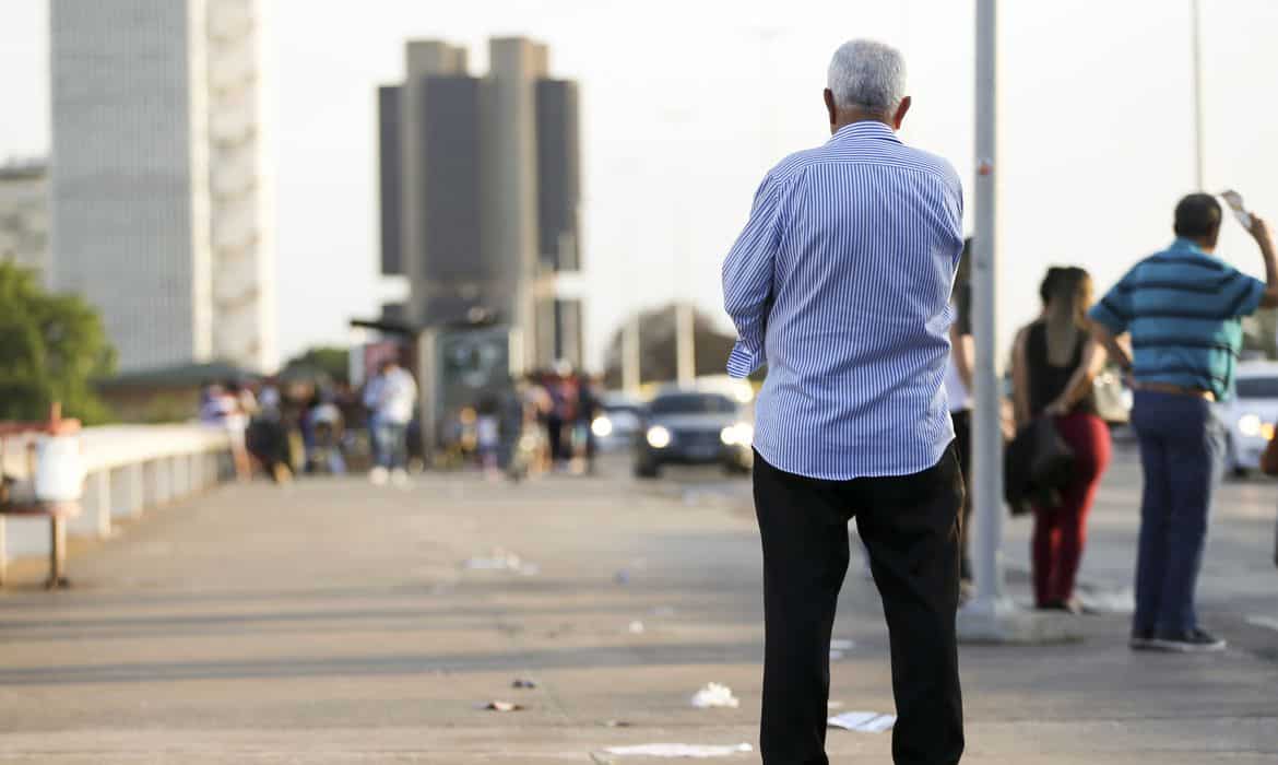 Dia do Idoso: especialista alerta para riscos de quedas de idosos e dá dicas de prevenção