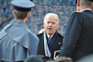 Biden ordena que famílias de diplomatas americanos deixem a Ucrânia