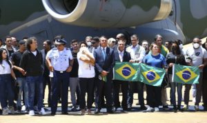 Guerra na Ucrânia: grupo vindo da Polônia chega a Brasília em aviões da FAB