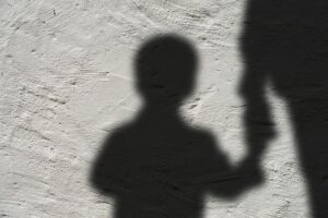 Psicóloga fala sobre mitos e sinais de abuso contra crianças e adolescentes