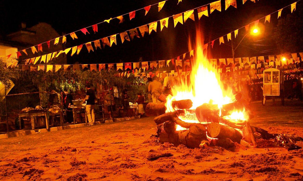 Vai curtir o arraiá? Veja dicas para evitar acidentes que causam queimaduras em festas juninas