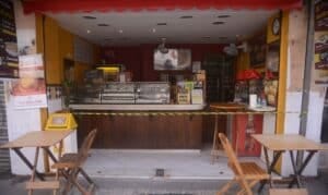 Lanchonetes, bares e restaurates do Rio de Janeiro reabrem hoje(2) com restrição de horário, lotação e distância entre mesas.