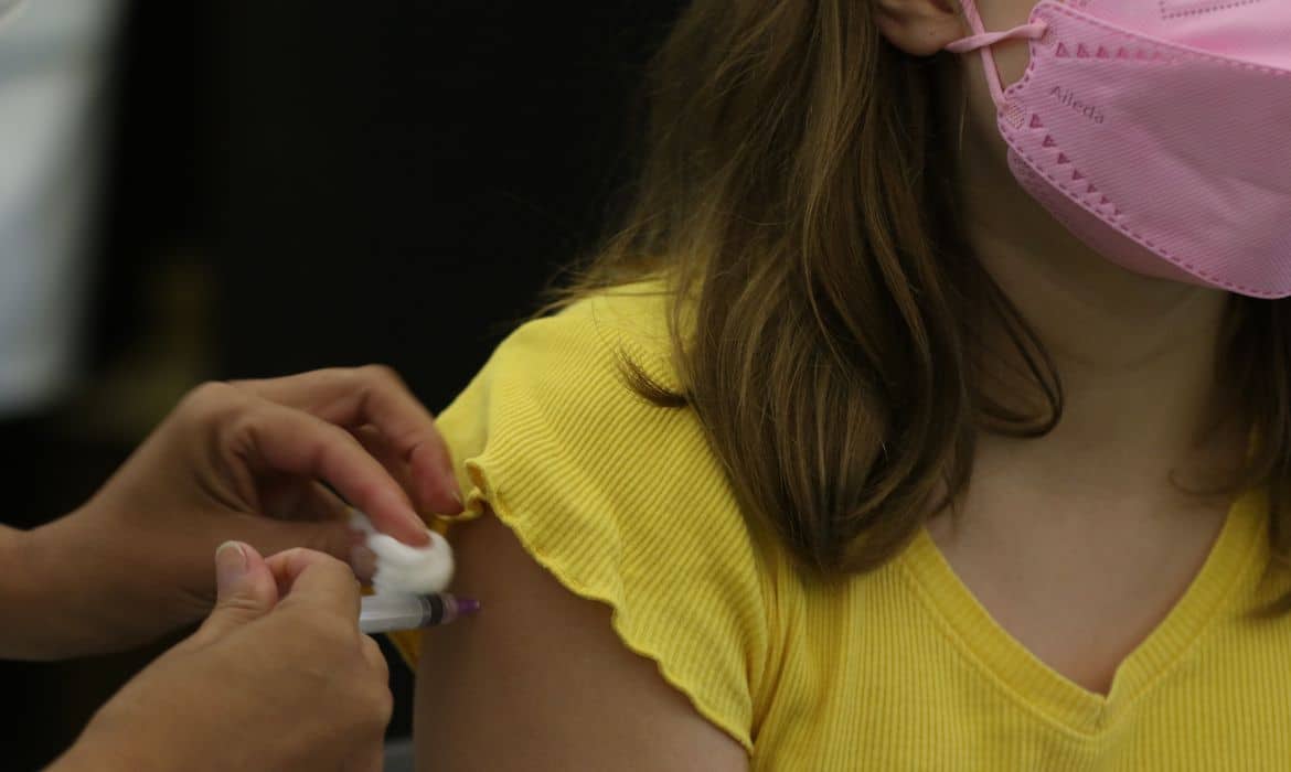 Saúde distribui 740 mil doses da CoronaVac para vacinação de crianças