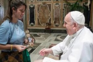 “Muita oração, pouca cachaça”: jovem brasileira entrega garrafinha de pinga ao Papa Francisco
