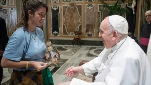“Muita oração, pouca cachaça”: jovem brasileira entrega garrafinha de pinga ao Papa Francisco
