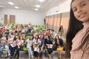 Editora da Conexão Safra bate papo com estudantes de Ibatiba