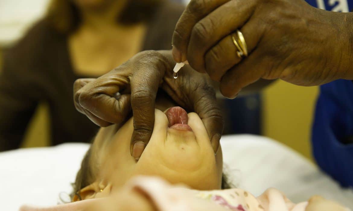 País atingirá meta de vacinação contra a pólio, diz ministro
