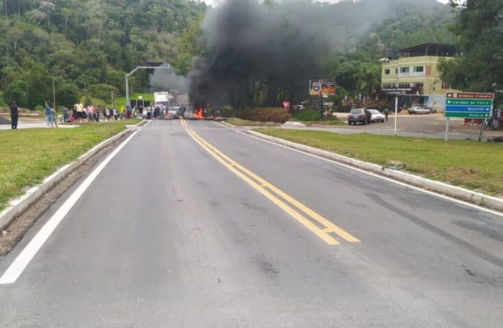 Caminhoneiros fecham dois trechos da BR-262 na Região Serrana do Espírito Santo