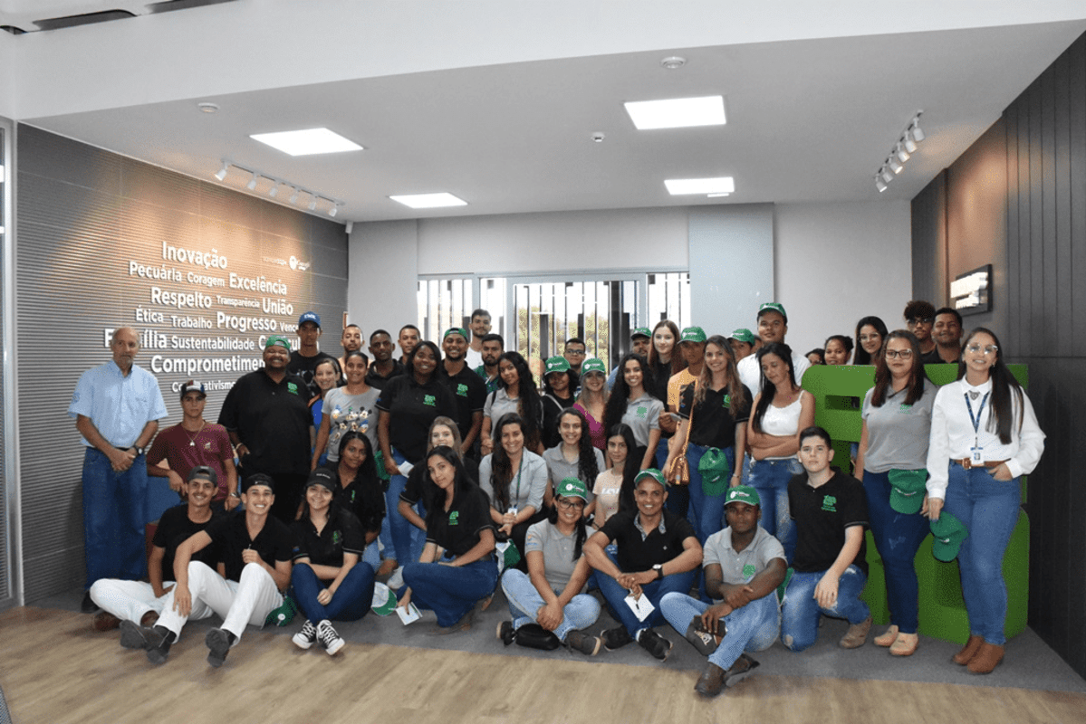 Alunos do curso técnico em agropecuária visitam a Coocafé