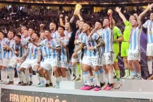 Argentina conquista o tricampeonato mundial e consagra Lionel Messi