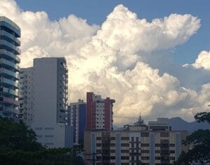 Chuva no ES nuvens prédios Chuva no Espírito Santo