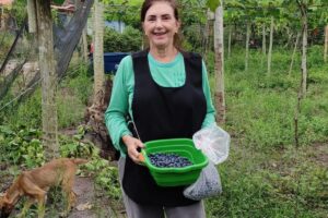 Professora troca salto alto por botina e aposta em fruticultura no Noroeste do ES