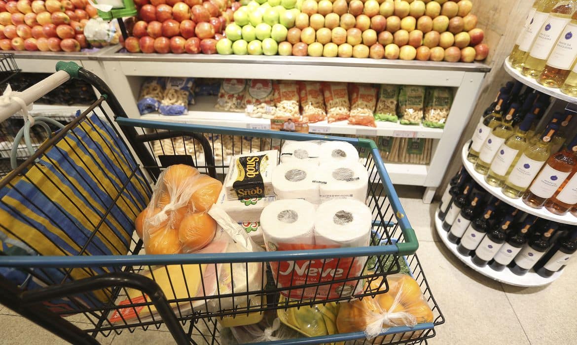 Alimentos, bebidas e habitação dão alívio à inflação de julho