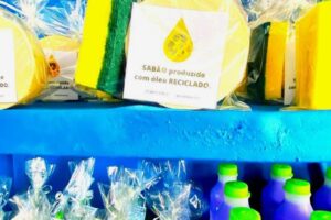 Projeto troca óleo de cozinha usado por produtos de limpeza, em Guaçuí
