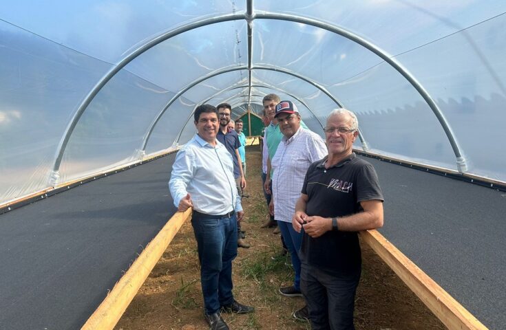 Linhares entrega terreiro suspenso para Escola Agrícola de Marilândia