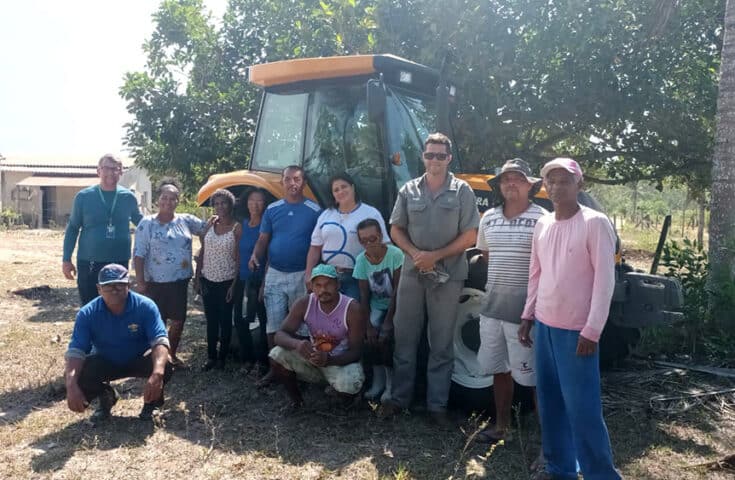 Agricultores familiares de Conceição da Barra recebem trator