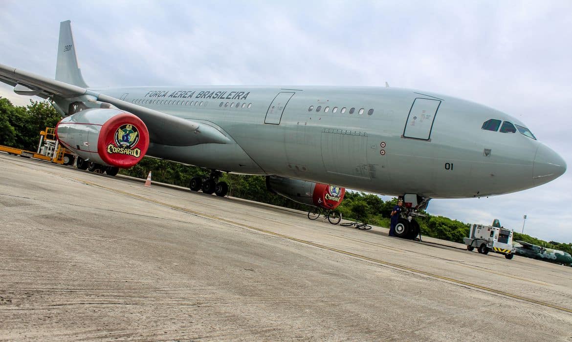 Sexto avião com brasileiros repatriados chega ao Rio de Janeiro