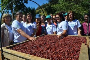 Grupo Póde  Mulheres recebe equipamentos e galpão para beneficiar café