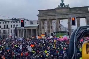 Agricultores alemães protestam e fecham Portão de Brandemburgo