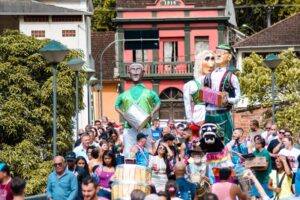 Santa Leopoldina mantém tradicional carnaval de rua