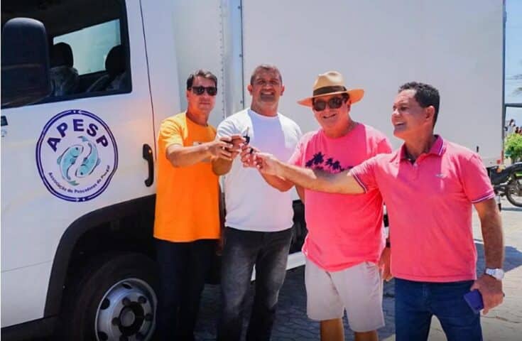 Marataízes entrega caminhão frigorífico para associação
