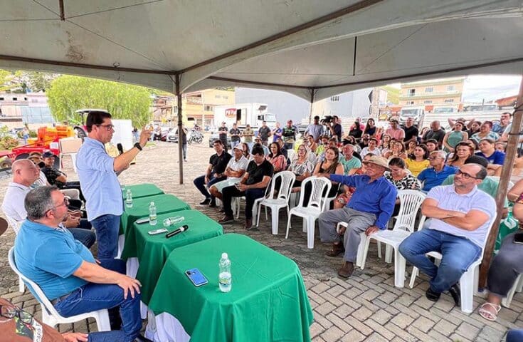 Dores do Rio Preto recebe equipamentos agrícolas