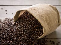 Café: queda de preços do início do mês anulam ganhos de abril