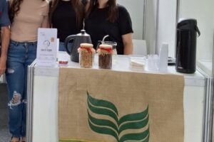 Atendida pela ATeG divide com as filhas a paixão pela cafeicultura