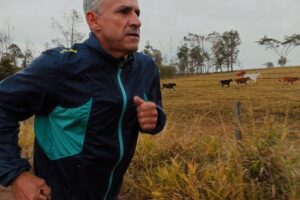 O maratonista que tirou da terra forças para ganhar medalha olímpica