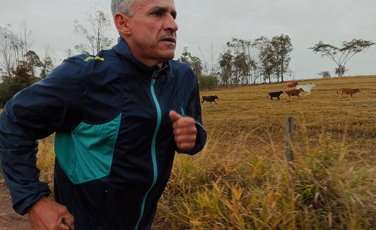 O maratonista que tirou da terra forças para ganhar medalha olímpica