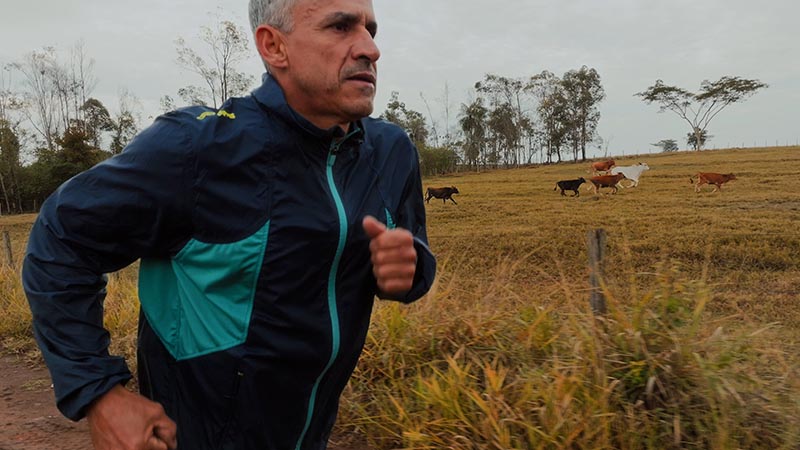 O maratonista que tirou da terra forças para ganhar medalha olímpica