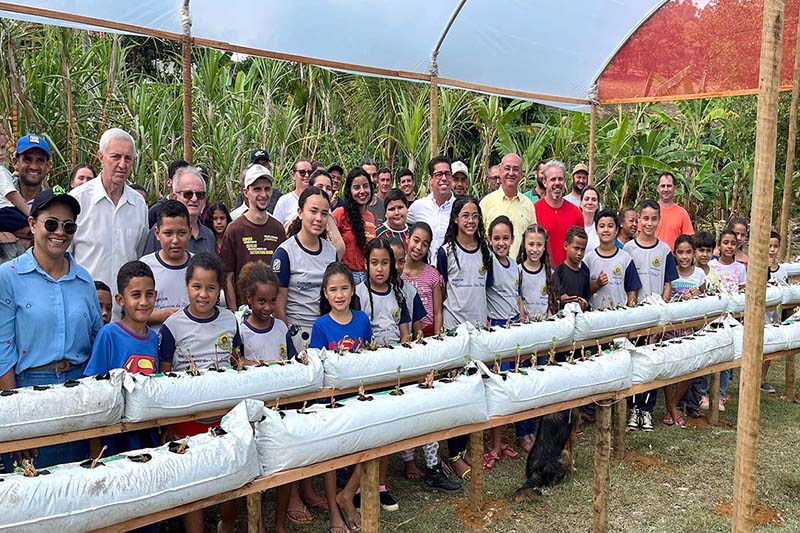 Produtores de morango recebem estufas em Colatina