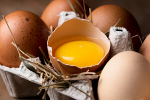 Comer ovo cru faz mal? Veja mitos e verdades sobre o superalimento