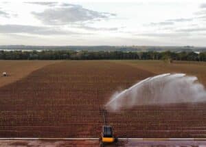 irrigação em lavoura de cana-de-açúcar