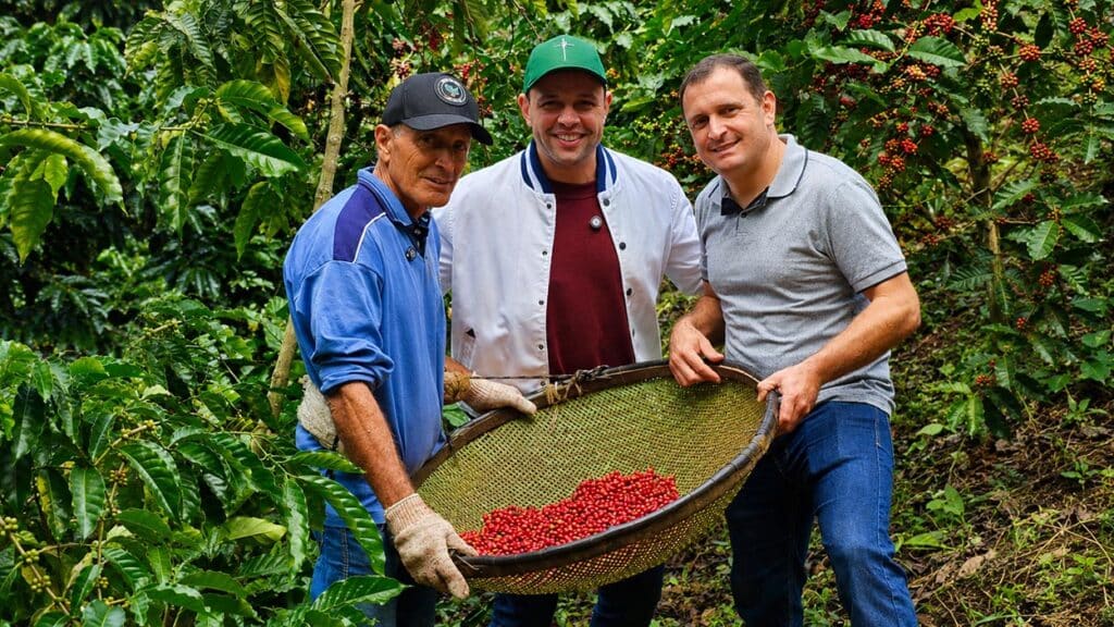 Direto do sítio Grãos de Ouro, em Muqui, John Adão entre o cafeicultor Luiz Cláudio de Souza e seu filho Tássio de Souza, do Incaper.
