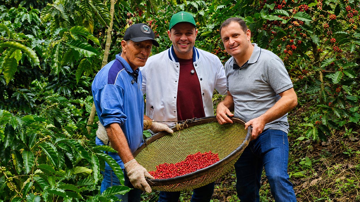 Direto do sítio Grãos de Ouro, em Muqui, John Adão entre o cafeicultor Luiz Cláudio de Souza e seu filho Tássio de Souza, do Incaper.