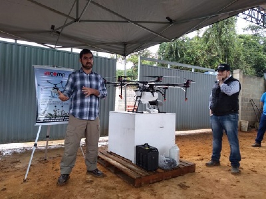 Dia de Campo da Cooabriel apresenta uso de drones na pulverização