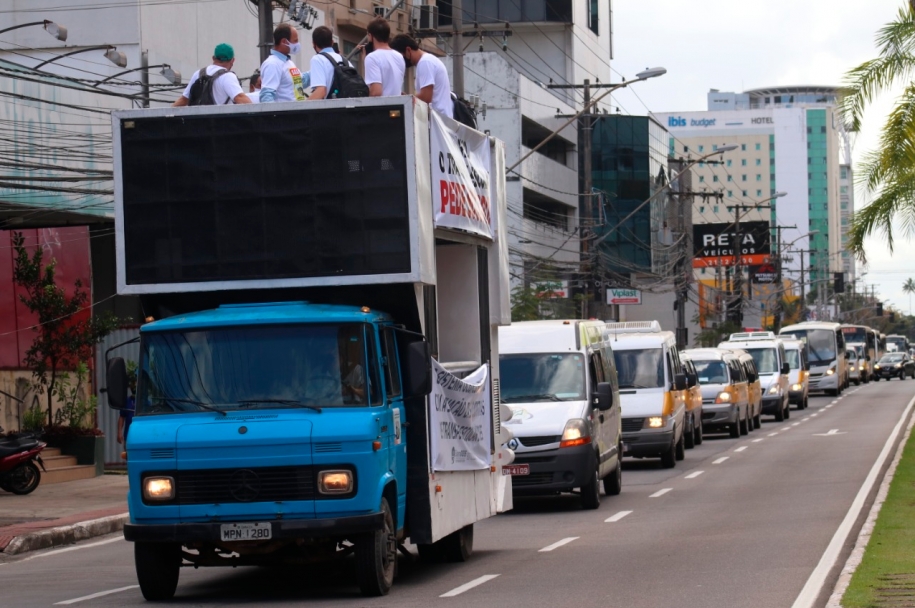 Cooperativas de transporte escolar fazem carreata para reivindicar apoio durante pandemia