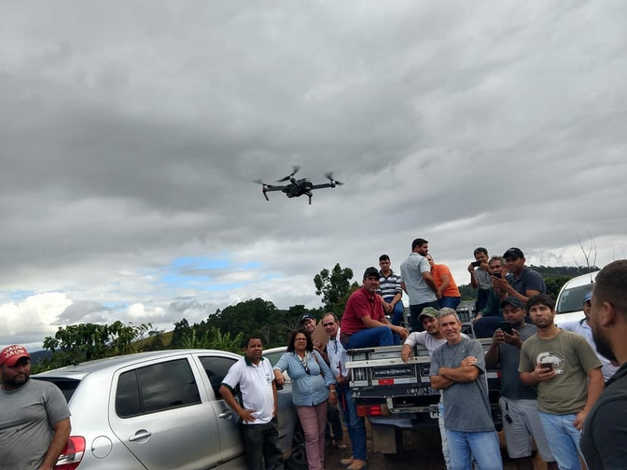 Dia de campo com oficina de drones em Mantenópolis