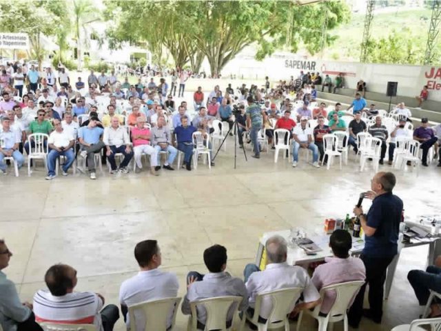 Durante o II Encontro Agricultura Forte ,, Hartung assina decreto para construção de barragens