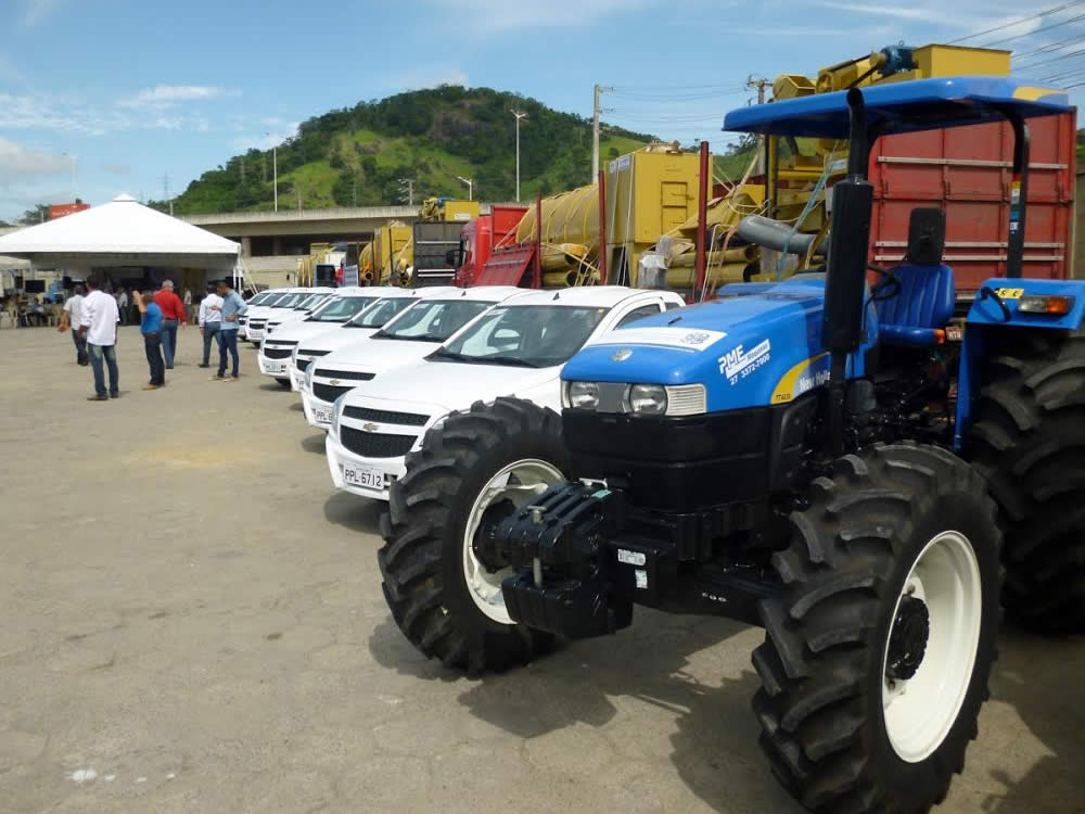 Governo entrega máquinas e equipamentos agrícolas a 37 municípios
