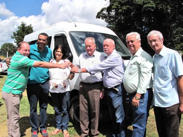 Produtores de orgânicos recebem van em Alto Santa Maria
